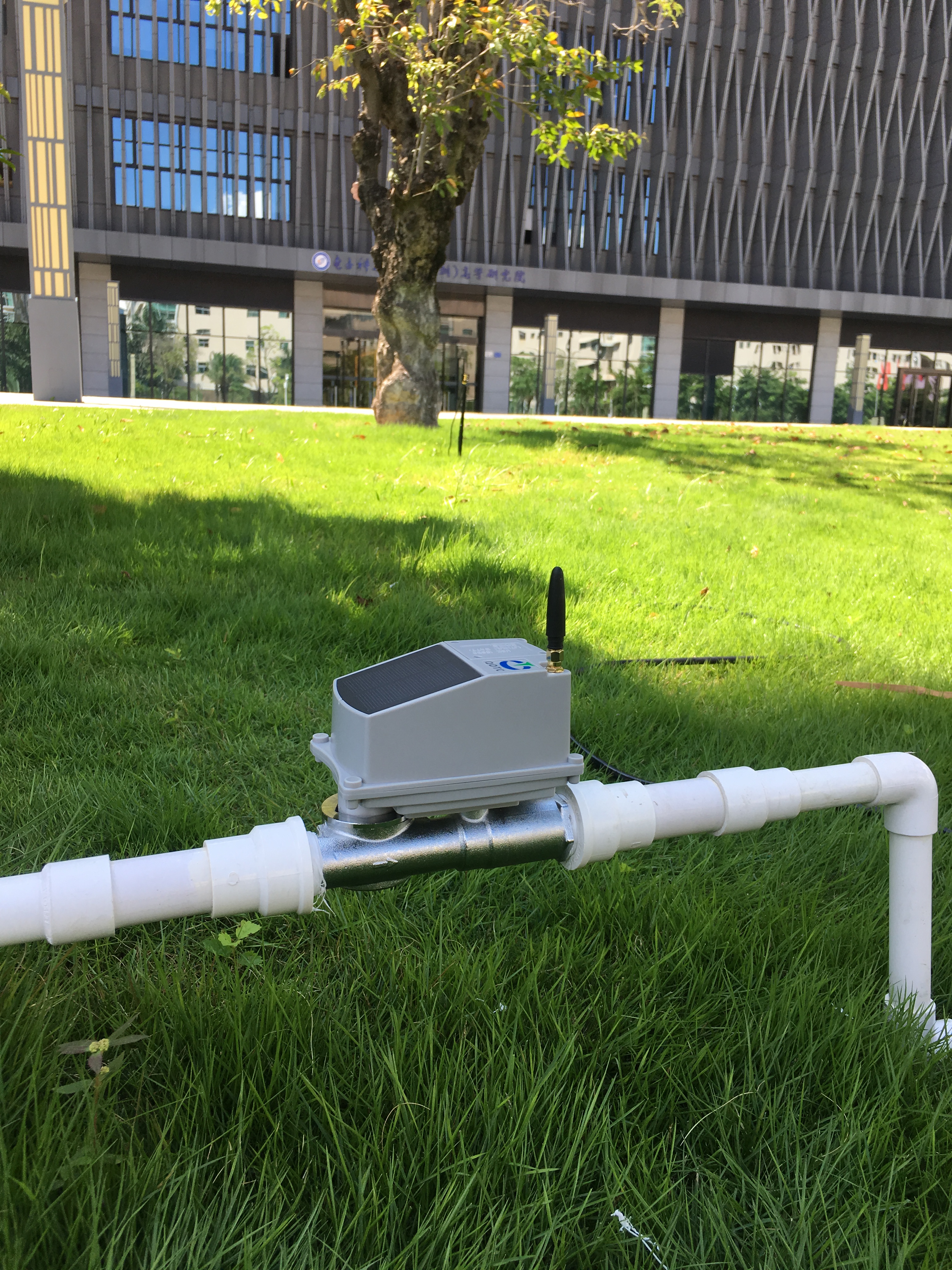 Irrigação de pastagens com válvula de água inteligente IoT